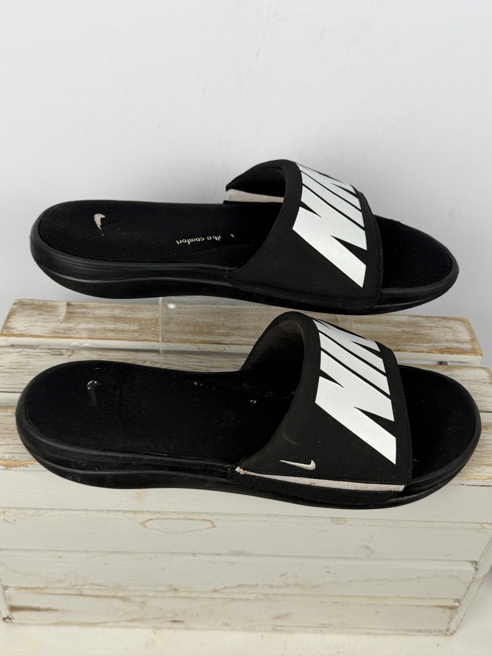 Nike Ultra Comfort 3 slide sandals white Nike logo on the strap Size 10